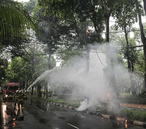 FOTO: Ngeri, Tiang Listrik di Menteng Tiba-Tiba Terbakar Saat Hujan Deras