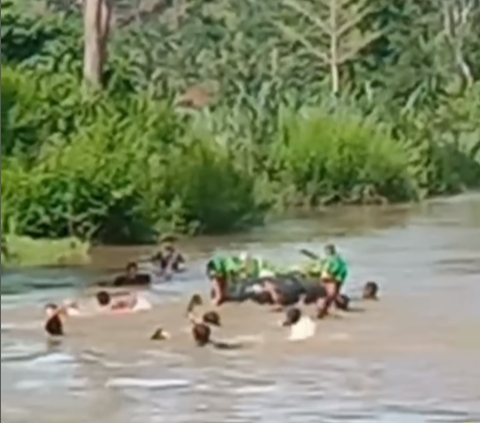 The Heartbreaking Portrait of Lampung Residents Swimming in a Swift River to Transport a Corpse with a Used Tire Due to Lack of a Bridge