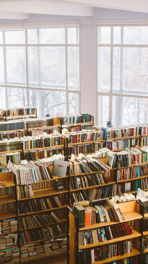 Ketika sosok-sosok muda bersiap untuk melangkah keluar dari pintu sekolah menuju babak selanjutnya dalam hidup, buku tahunan menjadi bukti visual mengenai perjalanan tak terlupakan mereka. Di antara foto-foto dan kenangan indah, terdapat satu elemen yang secara khusus menangkap esensi perjalanan tersebut, yakni quotes yearbook.