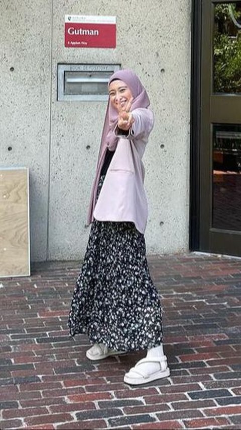Hijab Pink dan Rok Hitam-Putih