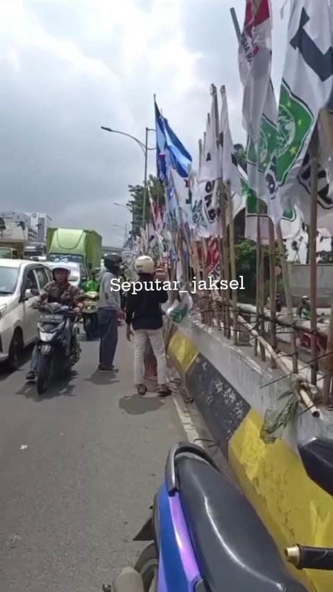 Pasutri Alami Kecelakaan di Flyover Kuningan Gara-gara Bendera Parpol Jatuh <br>
