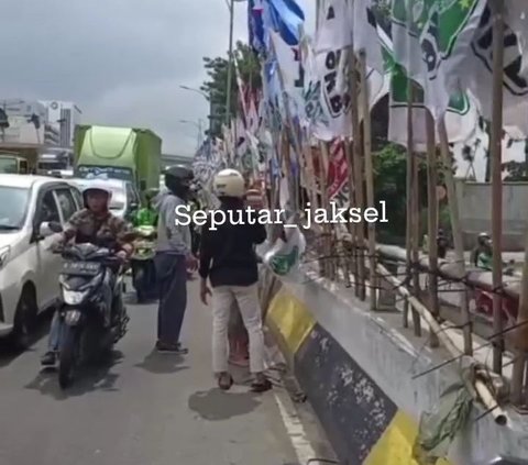 Pasutri Alami Kecelakaan di Flyover Kuningan Gara-gara Bendera Parpol Jatuh