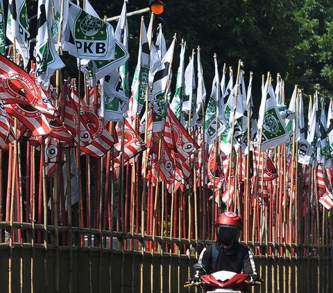 Pasutri Alami Kecelakaan di Flyover Kuningan Gara-gara Bendera Parpol Jatuh