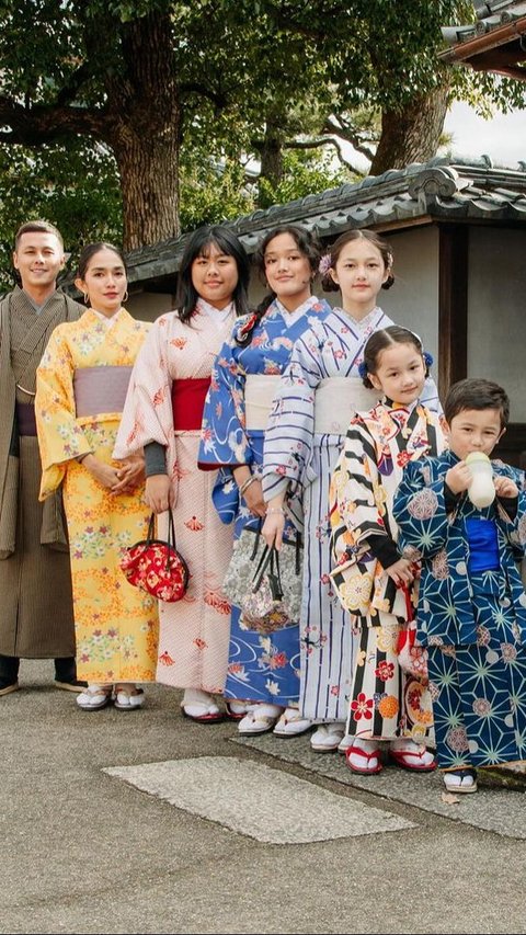 8 Photos of Andhika Pratama and Ussy Family in Matching Kimonos While on Vacation in Japan