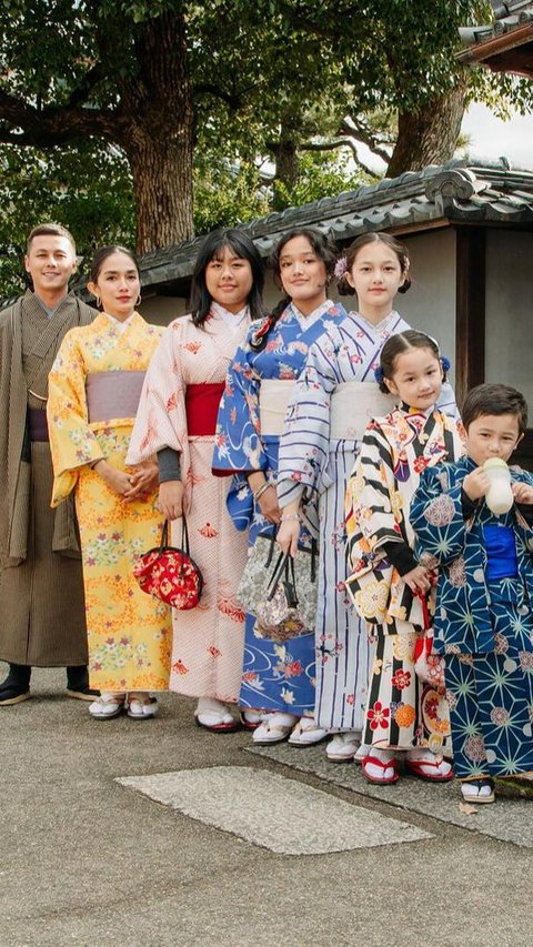 Foto-foto Keluarga Ussy Sulistiawaty dan Andhika Pratama Kompak Pakai Kimono, Penampilan Elea Bikin Salfok