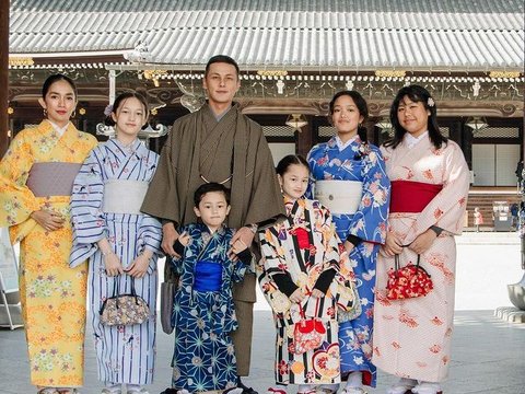 Foto-foto Keluarga Ussy Sulistiawaty dan Andhika Pratama Kompak Pakai Kimono, Penampilan Elea Bikin Salfok