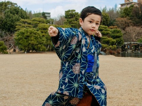 Foto-foto Keluarga Ussy Sulistiawaty dan Andhika Pratama Kompak Pakai Kimono, Penampilan Elea Bikin Salfok