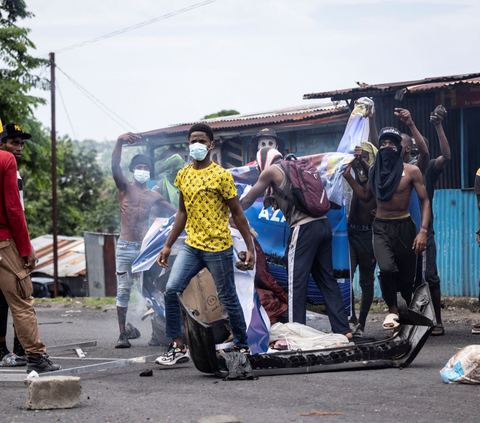 FOTO: Hasil Pemilihan Presiden di Komoro Berubah Jadi Mencekam, Blokade Jalan hingga Batu-Batu Melayang Bikin Situasi Makin Tegang