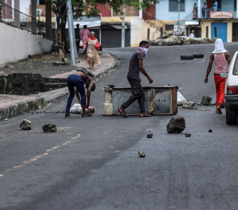 FOTO: Hasil Pemilihan Presiden di Komoro Berubah Jadi Mencekam, Blokade Jalan hingga Batu-Batu Melayang Bikin Situasi Makin Tegang