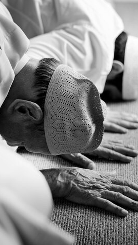 Lakukanlah sholat taubat minimal sekali seumur hidup, sebagai bentuk komitmen untuk memperbaiki diri dan menjaga kebersihan hati.