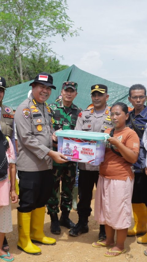 Banjir Inhu Belum Surut dan Warga Terserang Penyakit, Rombongan Kapolres Naik Perahu Beri Bantuan