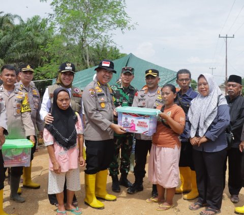 Banjir Inhu Belum Surut dan Warga Terserang Penyakit, Rombongan Kapolres Naik Perahu Beri Bantuan