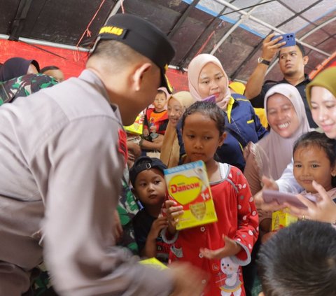 Banjir Inhu Belum Surut dan Warga Terserang Penyakit, Rombongan Kapolres Naik Perahu Beri Bantuan