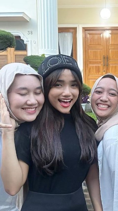 Foto-foto Fuji dan Sahabat Dekat, Tidak Membatasi Diri Meski Sudah Jadi Artis