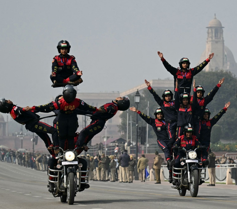 Tim pemberani sepeda motor wanita, Seema Bhawani yang merupakan anggota Pasukan Keamanan Perbatasan India (BSF) memamerkan keterampilan luar biasa mereka saat latihan parade Hari Republik di New Delhi, India, Rabu (17/1/2024).