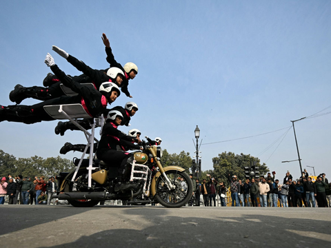 FOTO:  Persiapan Parade Hari Republik, Tentara Cantik India Pamer Manuver Menegangkan dan Menawan di Atas Motor