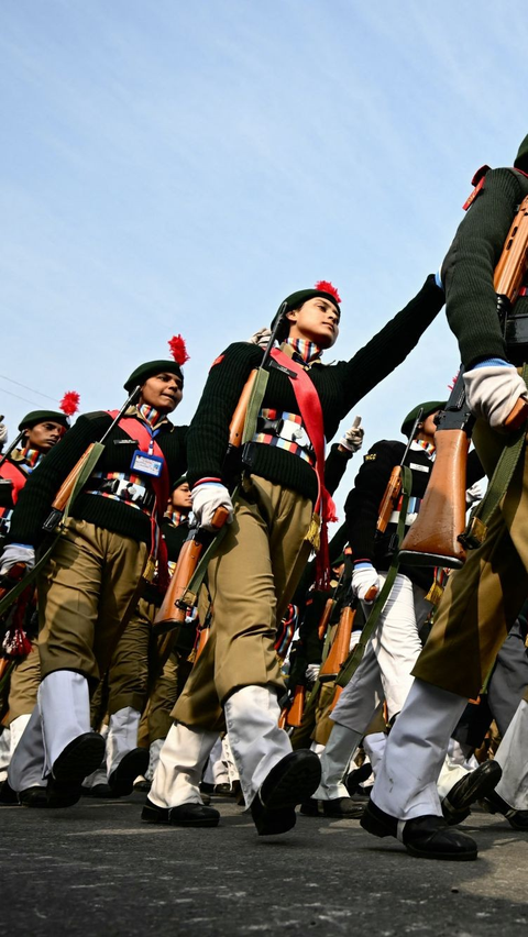 Personel Korps Kadet Nasional (NCC) berbaris saat turut memeriahkan latihan menjelang parade Hari Republik di New Delhi. <br>(Foto Money SHARMA / AFP)