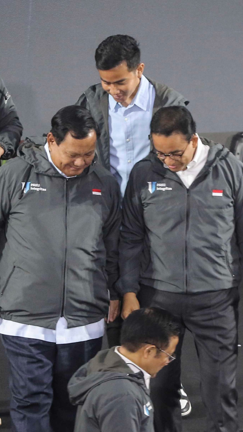 Sebelumnya pada debat ketiga Capres yang digelar di Istora Senayan pada 7 Januari 2024 lalu, keduanya enggan berjabatan tangan.<br>Foto Liputan6.com / Angga Yuniar<br>