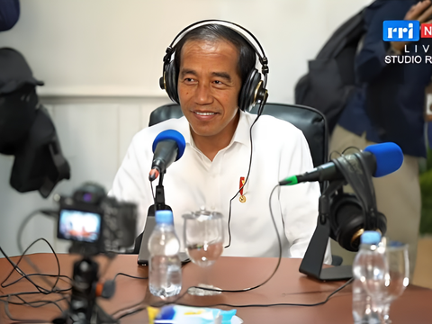 Moment Jokowi Greets Listeners in the Inaugural Broadcast of RRI IKN, Conveying Development Progress