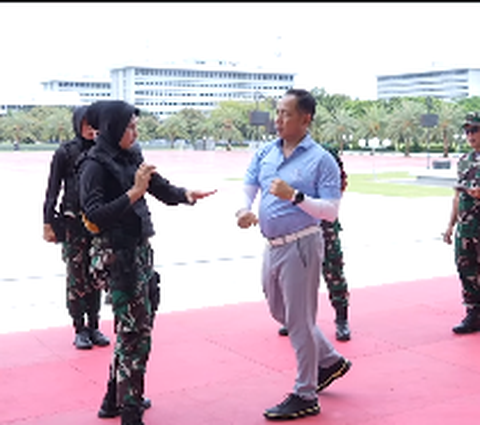 Berkaos Polo, Panglima TNI Turun Tangan Latih Kowad Cantik Bela Diri, Tangkisannya Enggak Ada Lawan