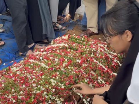 Portrait of Kaneishia Yusuf, Daughter of Dede Yusuf, Crying at the Lover's Funeral