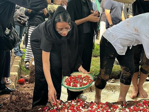 Portrait of Kaneishia Yusuf, Daughter of Dede Yusuf, Crying at the Lover's Funeral