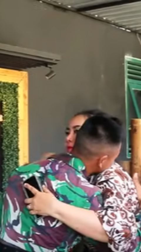 Perwira TNI ini juga terlihat cium tangan dan memeluk istri Mayjen Kunto Arief.<br>