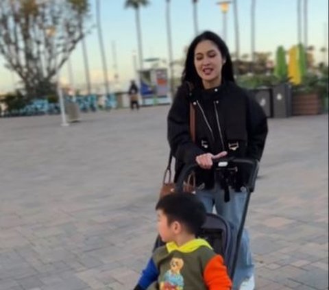 Jawaban Santai Sandra Dewi Disebut Sok Sultan Gara-gara Anak Masih Pakai Stroller saat Liburan di Amerika