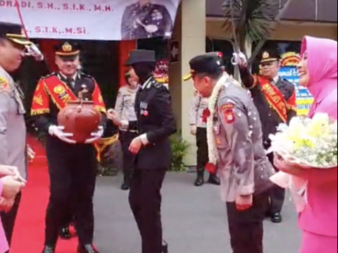 Kombes Polisi Disiram Air Kembang Hingga Basah Kuyup, Sang Istri Usap Punggungnya