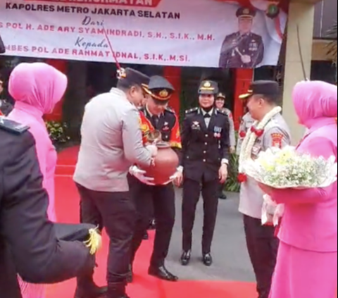 Kombes Polisi Disiram Air Kembang Hingga Basah Kuyup, Sang Istri Usap Punggungnya