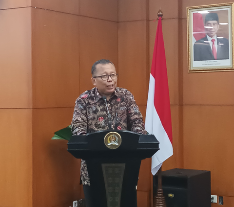 Ucap Sumpah Jabatan di Depan Jokowi, Asrul Sani Resmi jadi Hakim MK