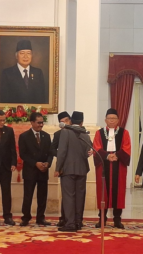 Momen Mahfud Salami Anwar Usman di Istana Negara