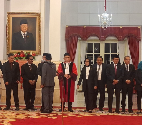 Momen Mahfud Salami Anwar Usman di Istana Negara