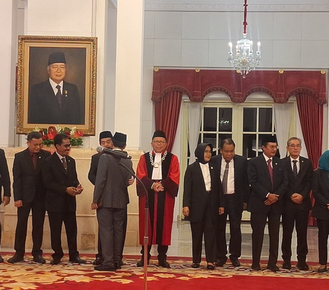 Momen Mahfud Salami Anwar Usman di Istana Negara