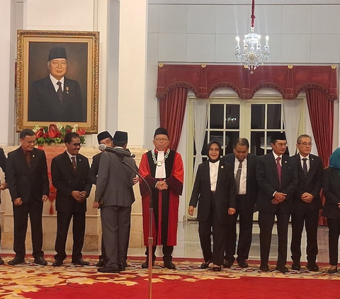 Momen Mahfud Salami Anwar Usman di Istana Negara