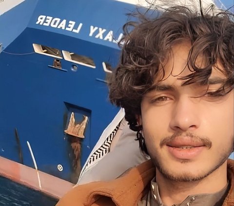 Handsome Houthi Youth on an Israeli Ship that Amazes the World, Dubbed 'Timhouthi' Chamalet from Yemen