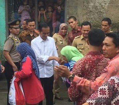 Survei Indikator Politik: 76,5% Masyarakat Puas dengan Kinerja Jokowi Karena Bansos