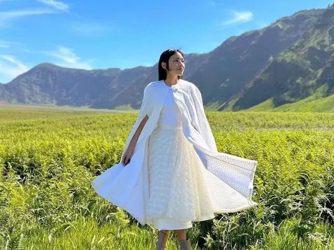 Potret Cantik Tiffany Soetanto Istri Chef Arnold saat Liburan ke Bromo, Gayanya Bak Princess