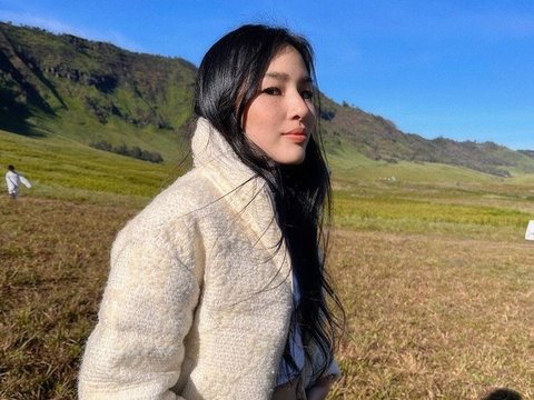 Potret Cantik Tiffany Soetanto Istri Chef Arnold saat Liburan ke Bromo, Gayanya Bak Princess