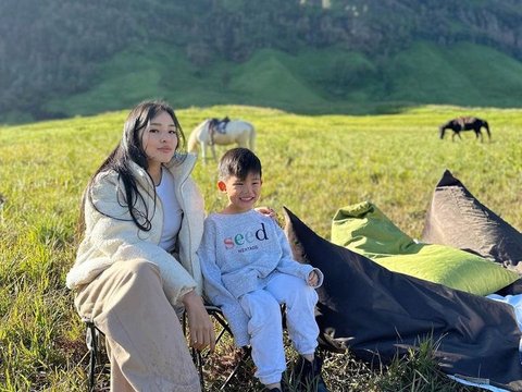 Potret Cantik Tiffany Soetanto Istri Chef Arnold saat Liburan ke Bromo, Gayanya Bak Princess