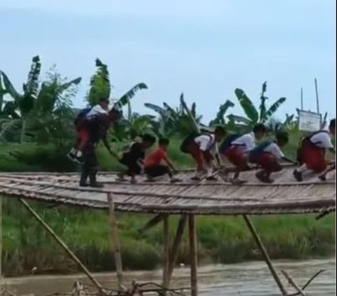 Sad, Elementary School Students in Cilacap Have to Crawl on a Damaged Bridge to Go to School