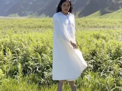 Potret Cantik Tiffany Soetanto Istri Chef Arnold saat Liburan ke Bromo, Gayanya Bak Princess