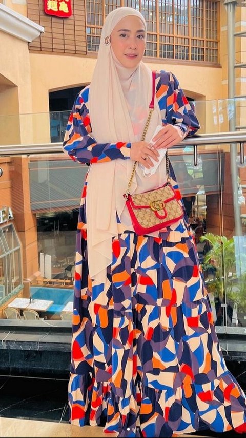 10 Gaya Hijab April Jasmine, Istri Ustaz Solmed yang Viral Pamer Rumah Rp24 Miliar