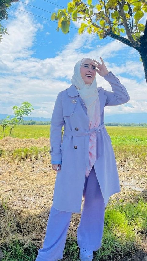 April is accustomed to wearing wide and plain hijab.