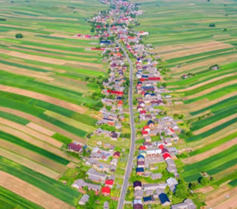 Desa Cantik di Polandia Ini Unik Banget, Rumah Warganya Berjejer di Pinggir Jalanan & Tepi Sawah Hijau