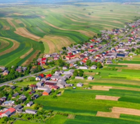 Desa Cantik di Polandia Ini Unik Banget, Rumah Warganya Berjejer di Pinggir Jalanan & Tepi Sawah Hijau