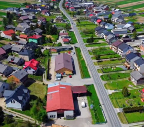 Desa Cantik di Polandia Ini Unik Banget, Rumah Warganya Berjejer di Pinggir Jalanan & Tepi Sawah Hijau