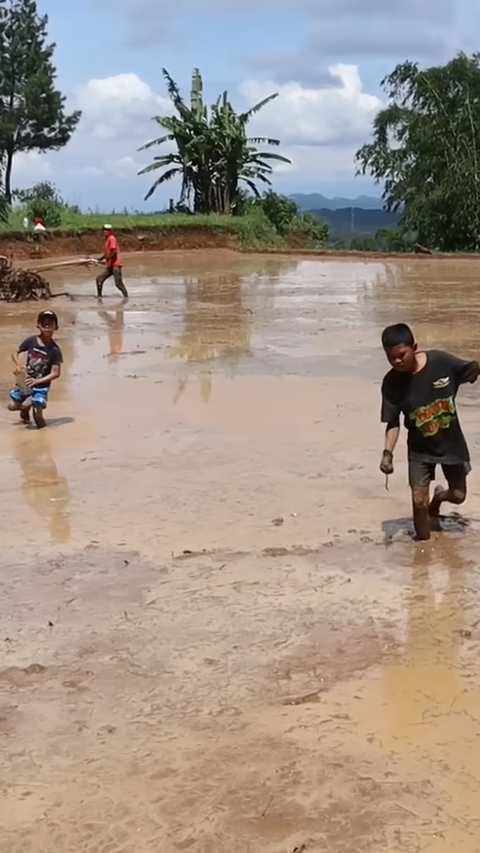 Jauh dari Gadget, Begini Keseruan Anak-anak di Kampung Pasir Gudang Cianjur Isi Waktu Luang