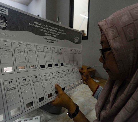 Petugas memeriksa dan menyortir alat bantu penyandang tunanetra yang menggunakan huruf braille di Gudang KPUD tangsel, Serpong, Kota Tangerang Selatan, kamis (18/01/2024). 