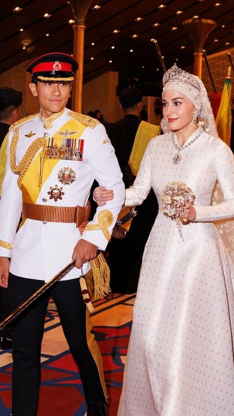 Intip Isi Souvenir Pernikahan Pangeran Mateen dan Anisha Rosnah, Ada Buku Kisah Cinta Keduanya<br>
